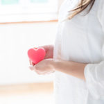 ハートを持つ妊婦さん