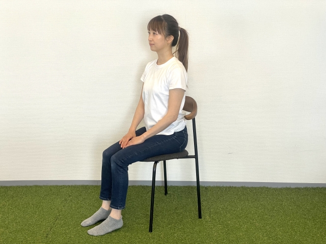 イスに座る女性