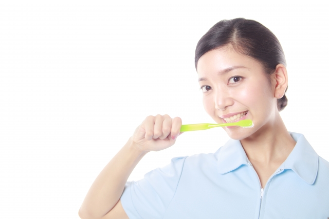 歯を磨く女性